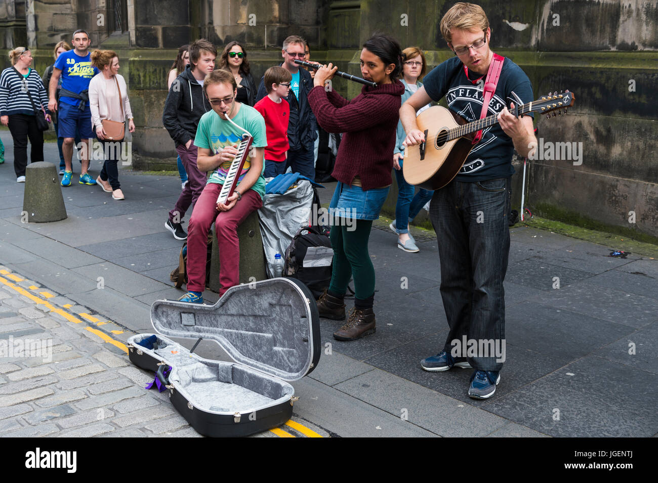 Edimburgo, Scozia, Regno Unito - 5 Agosto 2016: Buskers e membri del pubblico sul Royal Mile di Edimburgo, in Scozia. Foto Stock
