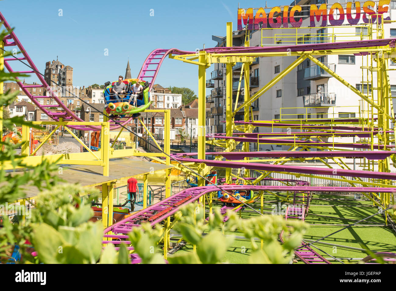 Le persone che si godono il magic mouse ride presso il recentemente riaperto, dreamland pleasure park, margate, Kent. Foto Stock