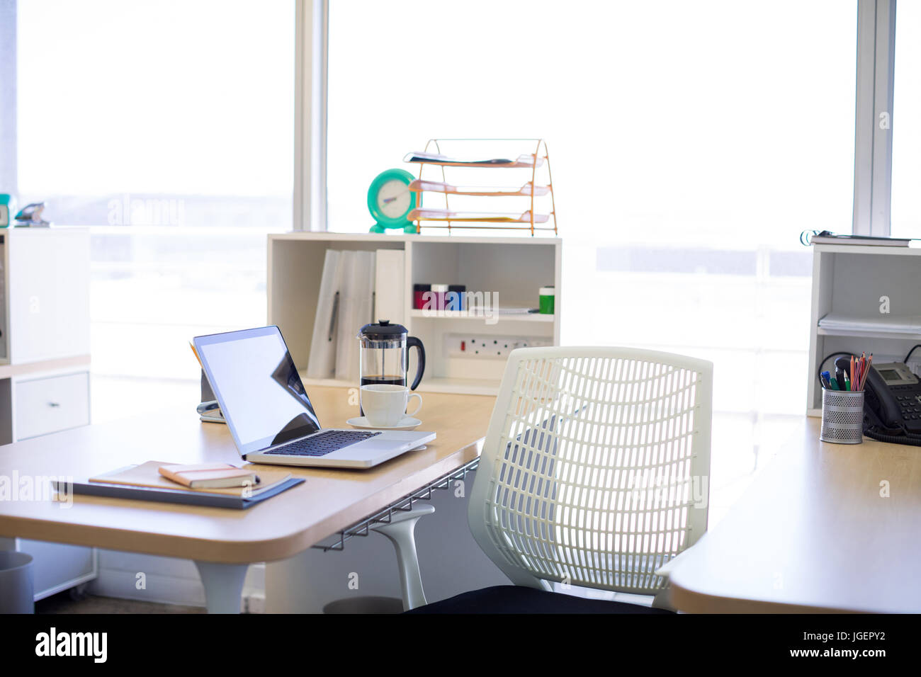 Laptop e altri oggetti di office sul tavolo in ufficio Foto Stock