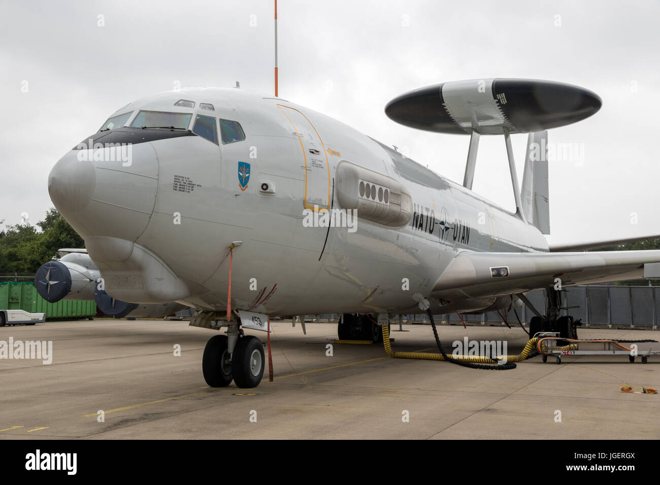 GEILENKIRCHEN, Germania - luglio 2, 2017: la NATO Boeing E-3 Sentry AWACS piano radar sull'asfalto di Geilenkirchen airbase. Foto Stock