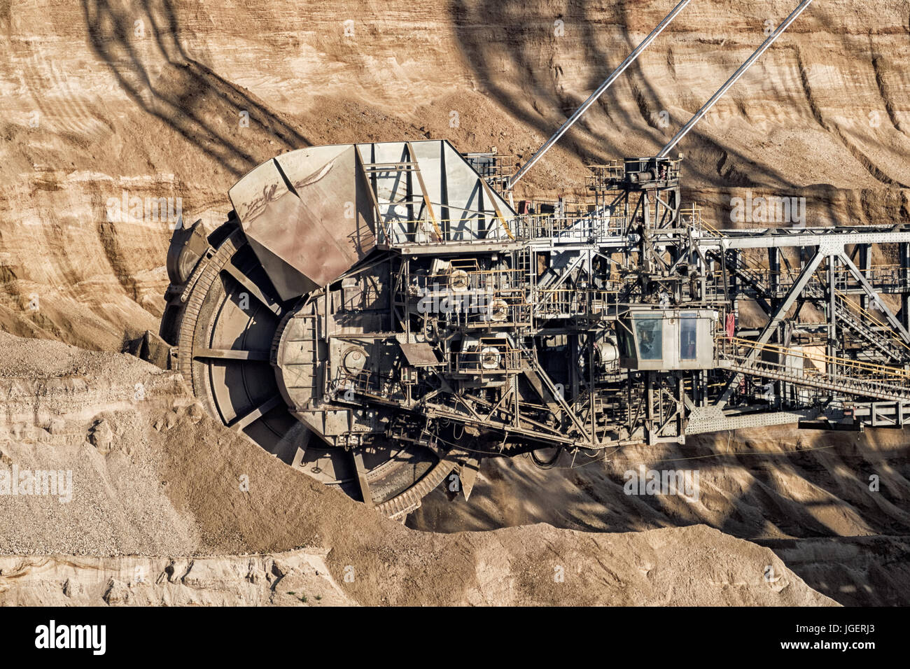 Benna-escavatore a ruote mining in un carbone marrone miniera a cielo aperto. Foto Stock