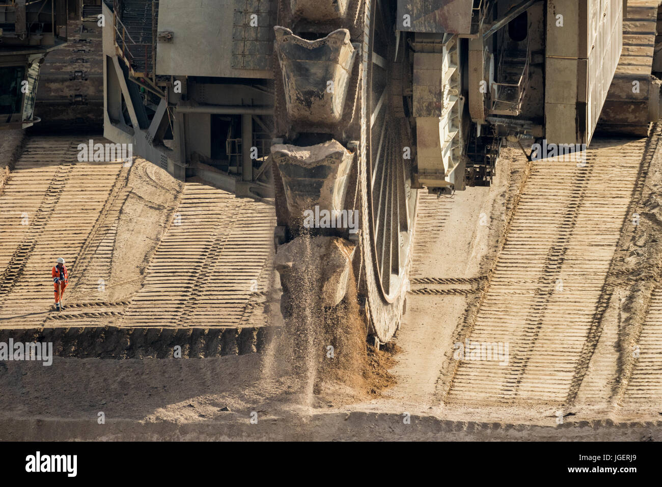 Benna-escavatore a ruote mining in un carbone marrone miniera a cielo aperto. Foto Stock