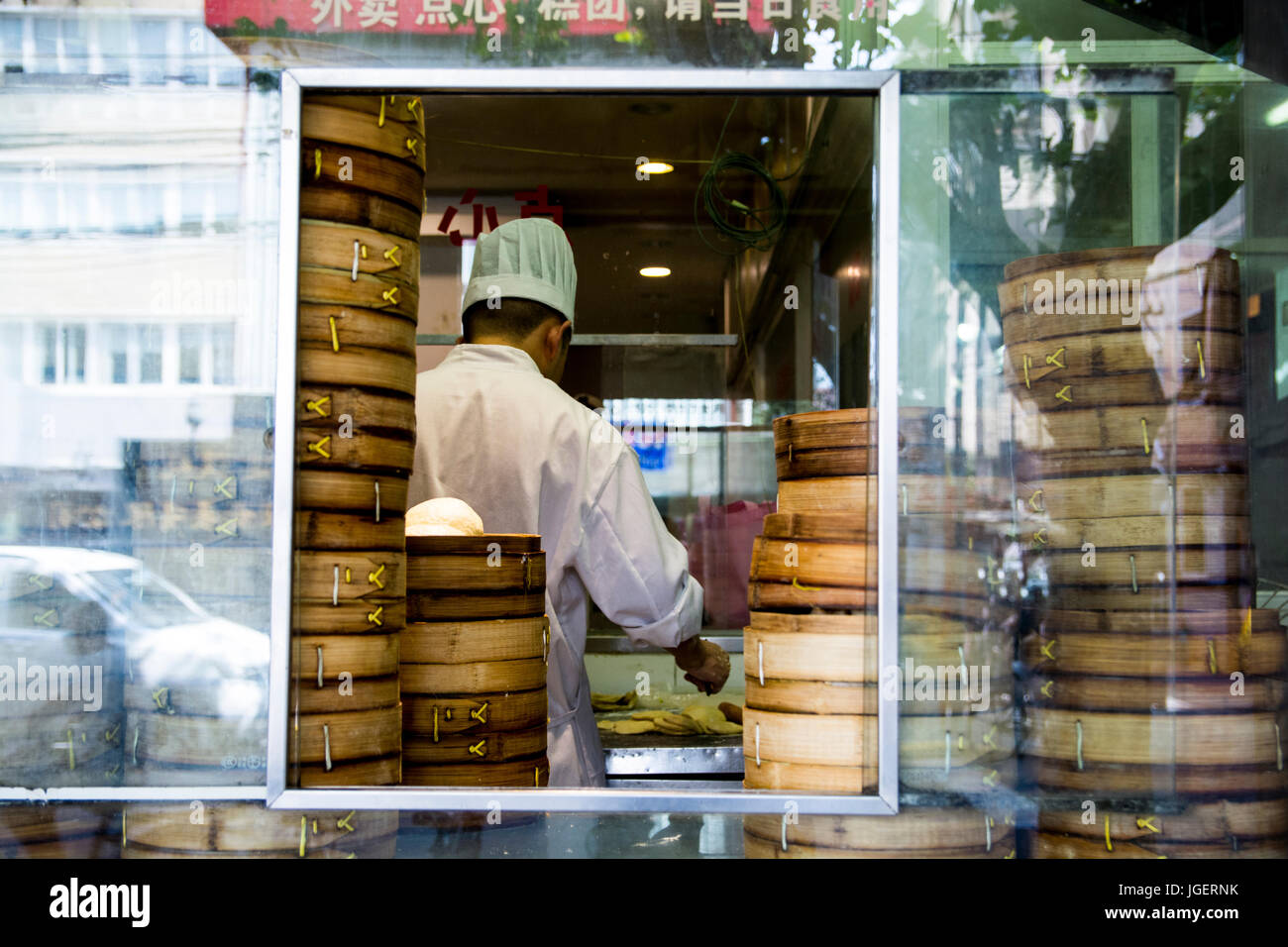 Un cuoco cinese attraverso la finestra, Shanghai, Cina. Foto Stock