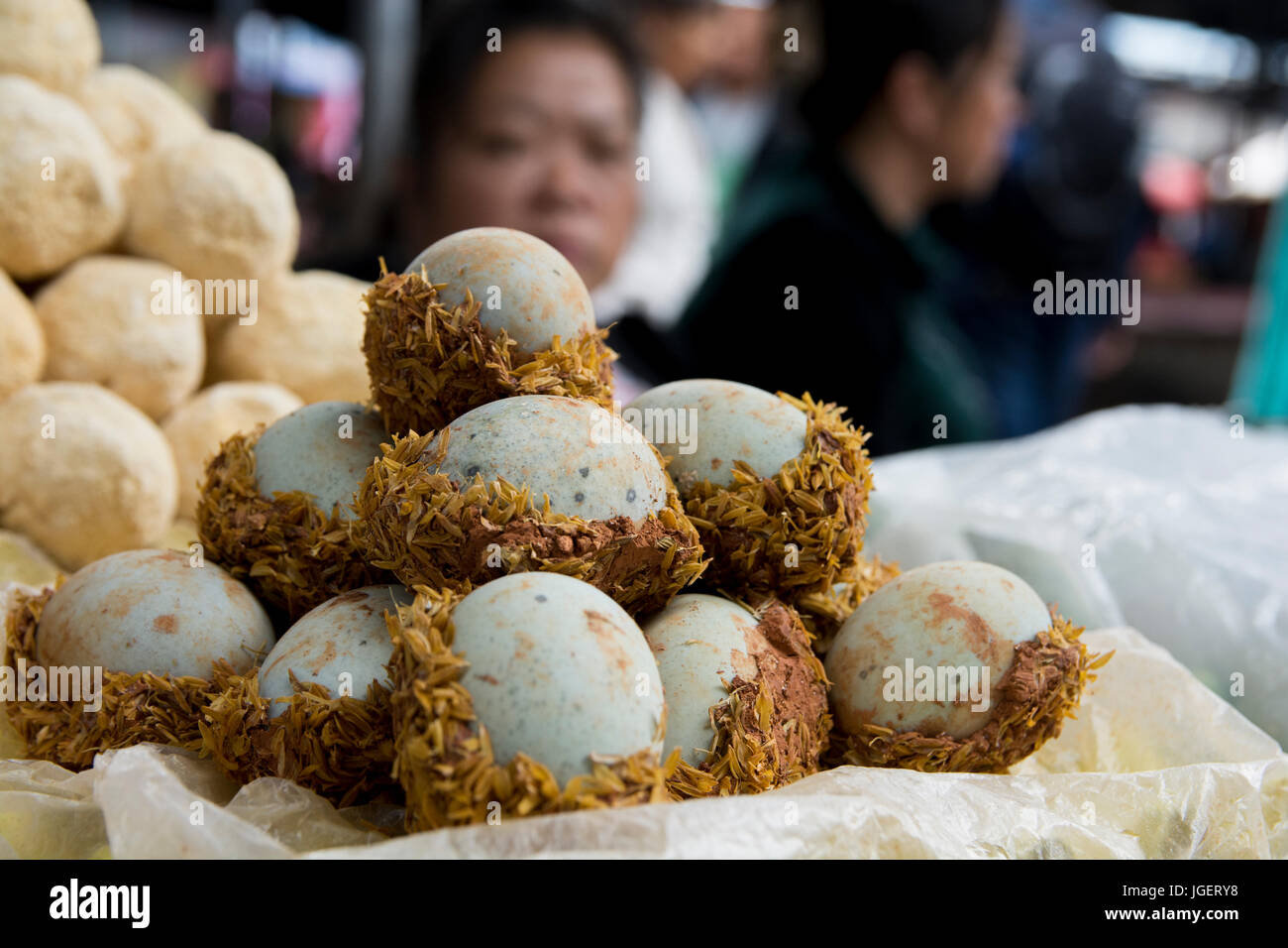 Cinese tradizionale uova sode, nel mercato di Dali old town, Yunnan in Cina. Foto Stock