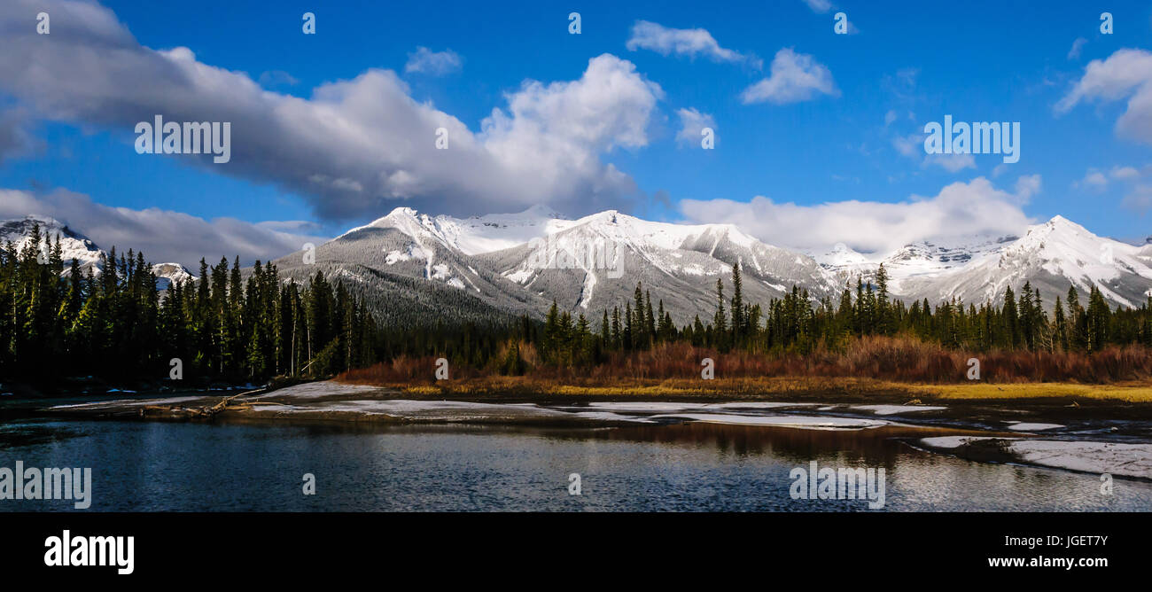Un punto di vista unico al di fuori della città di Banff nelle Montagne Rocciose Canadesi. Una bella coperta di neve mountain range preso nel mese di aprile Foto Stock