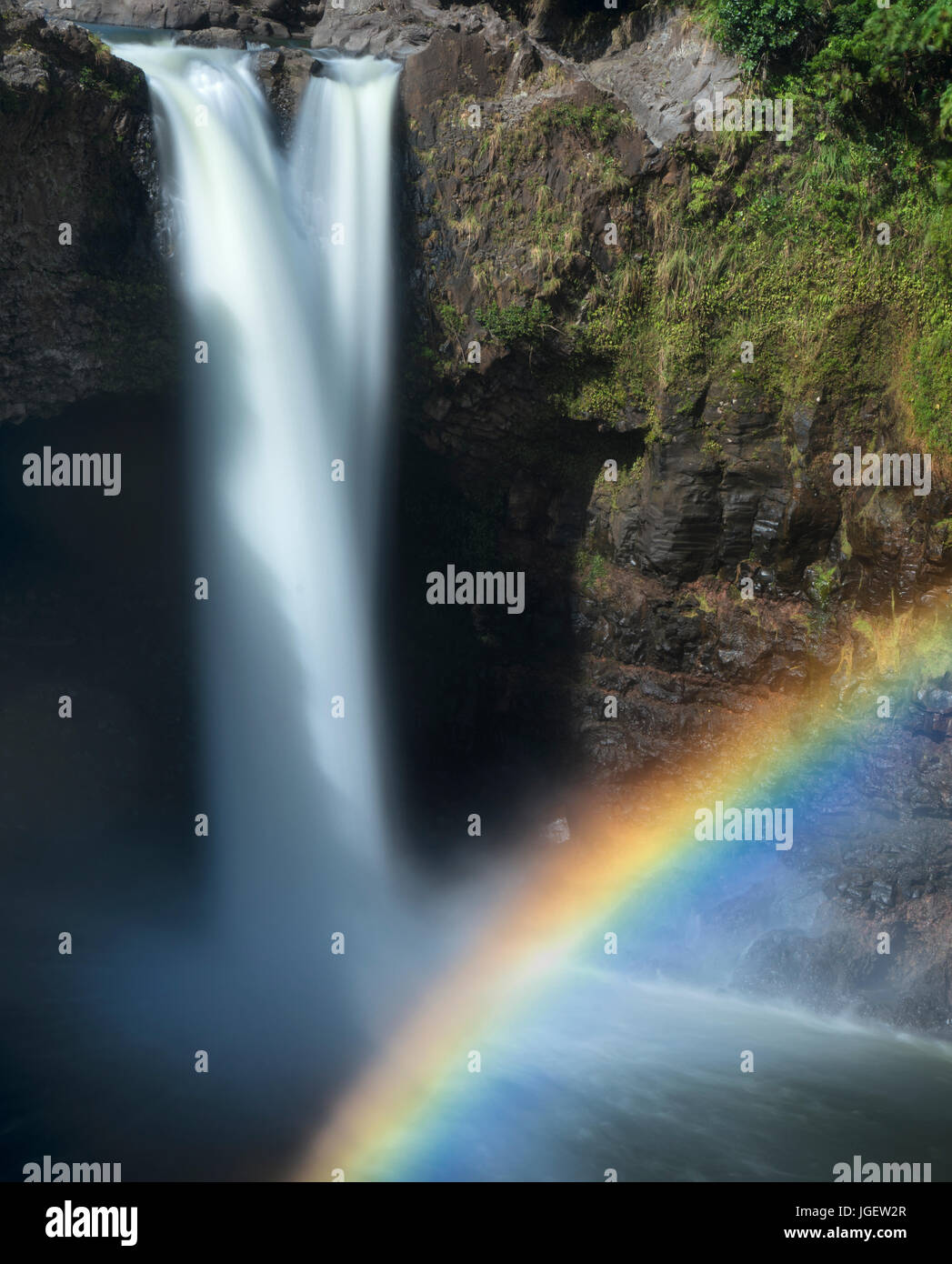 Rainbow Falls con arcobaleno. Isola delle Hawaii. La grande isola Foto Stock