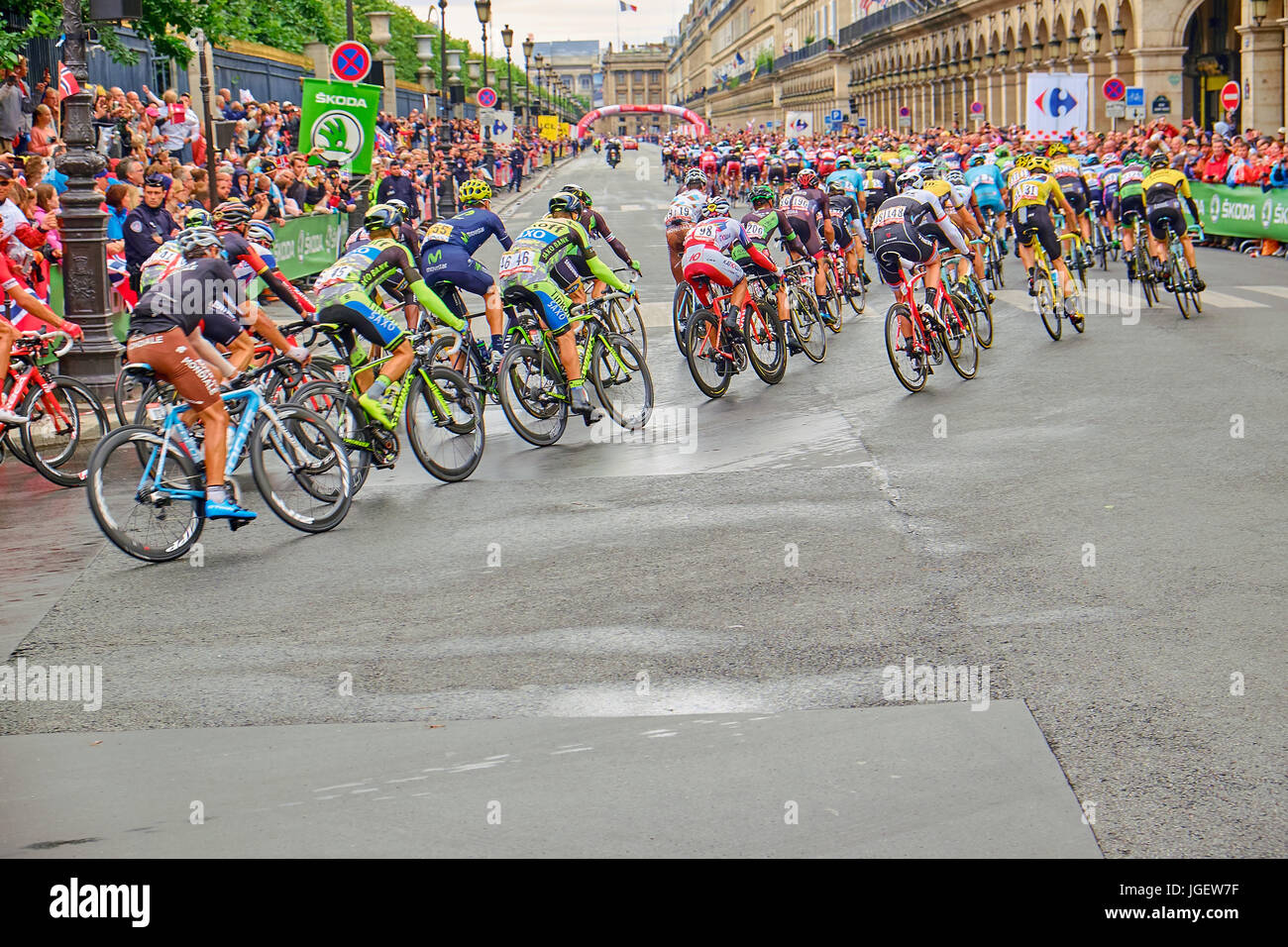 Parigi, Francia - 26 luglio 2015: il Tour de France peloton sulla fase finale sulle strade intorno alle Tuileries di Parigi Foto Stock