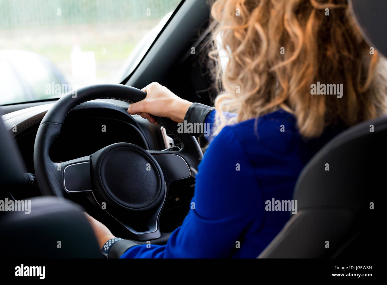 Close up del cliente alla guida in auto Foto Stock