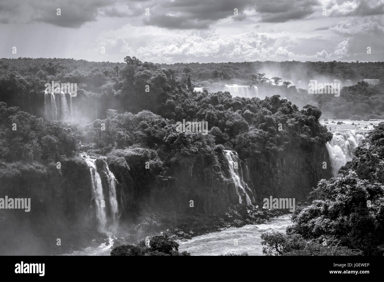 Iguazu Falls National Park. cascate tropicali e il paesaggio della foresta pluviale. In bianco e nero Foto Stock