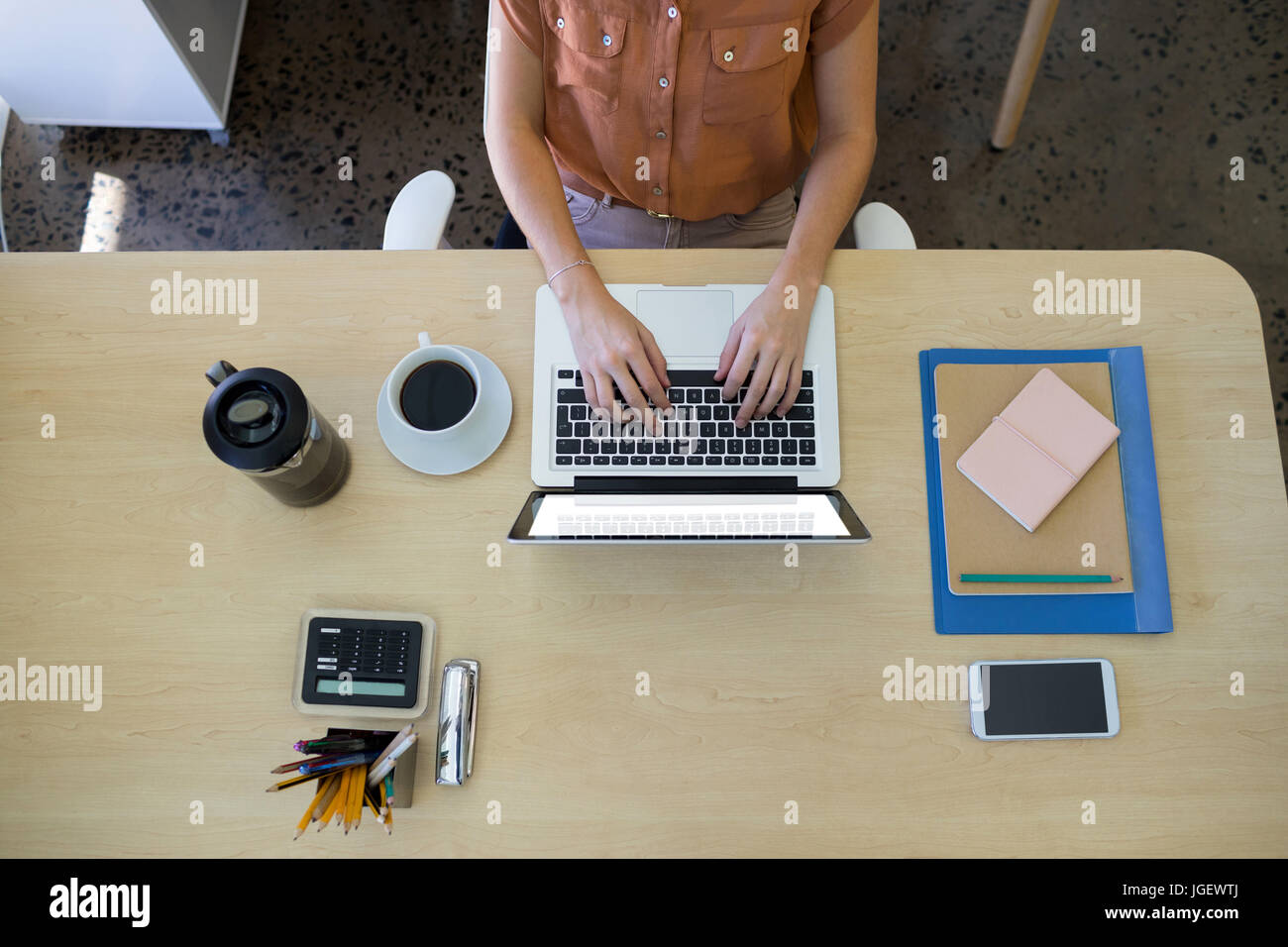 Femmina di dirigenti che lavorano su computer portatile alla sua scrivania in ufficio Foto Stock