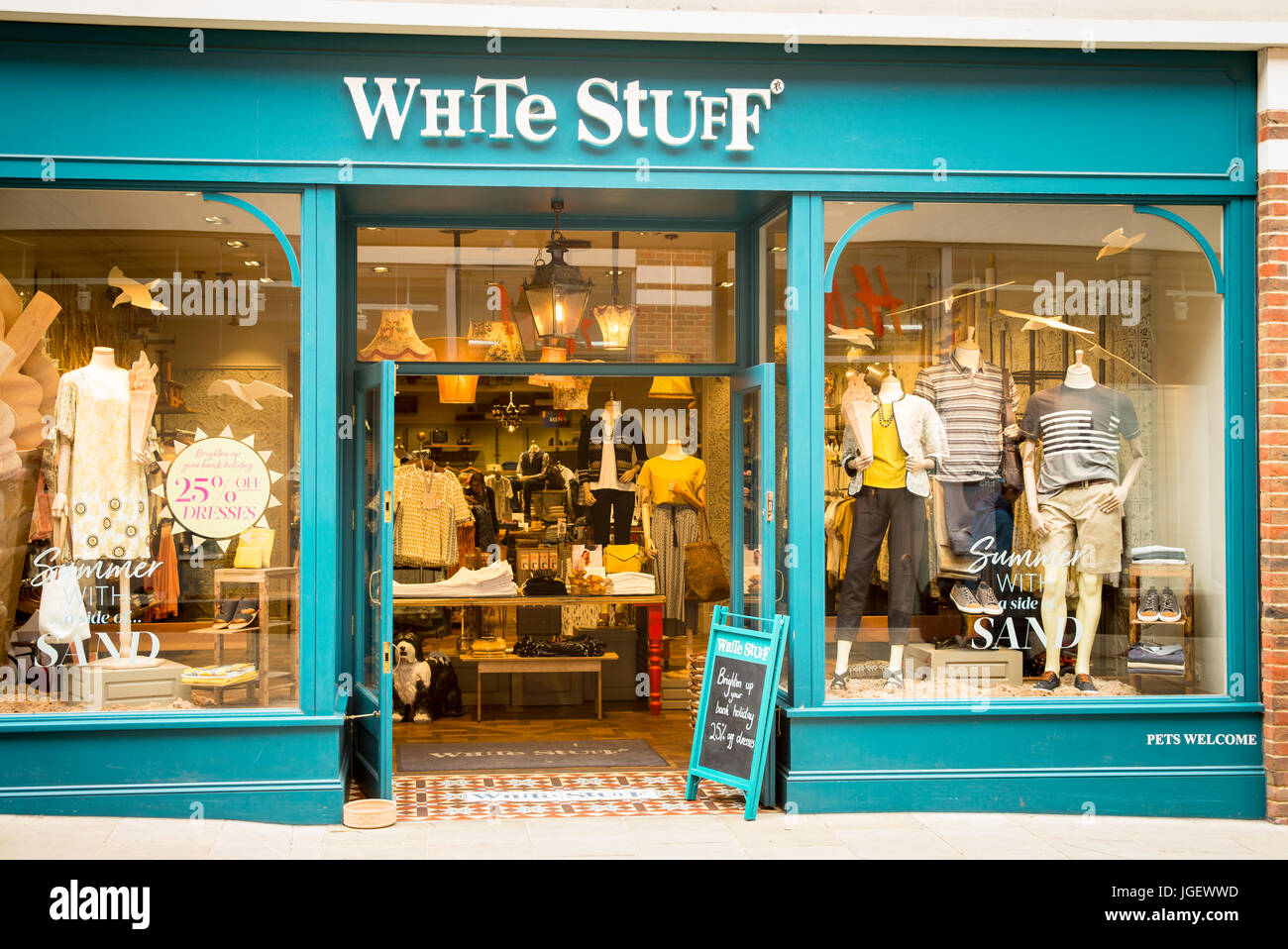 Negozio di fronte di bianco Stuff store in Canterbury shopping center nel Kent REGNO UNITO Foto Stock