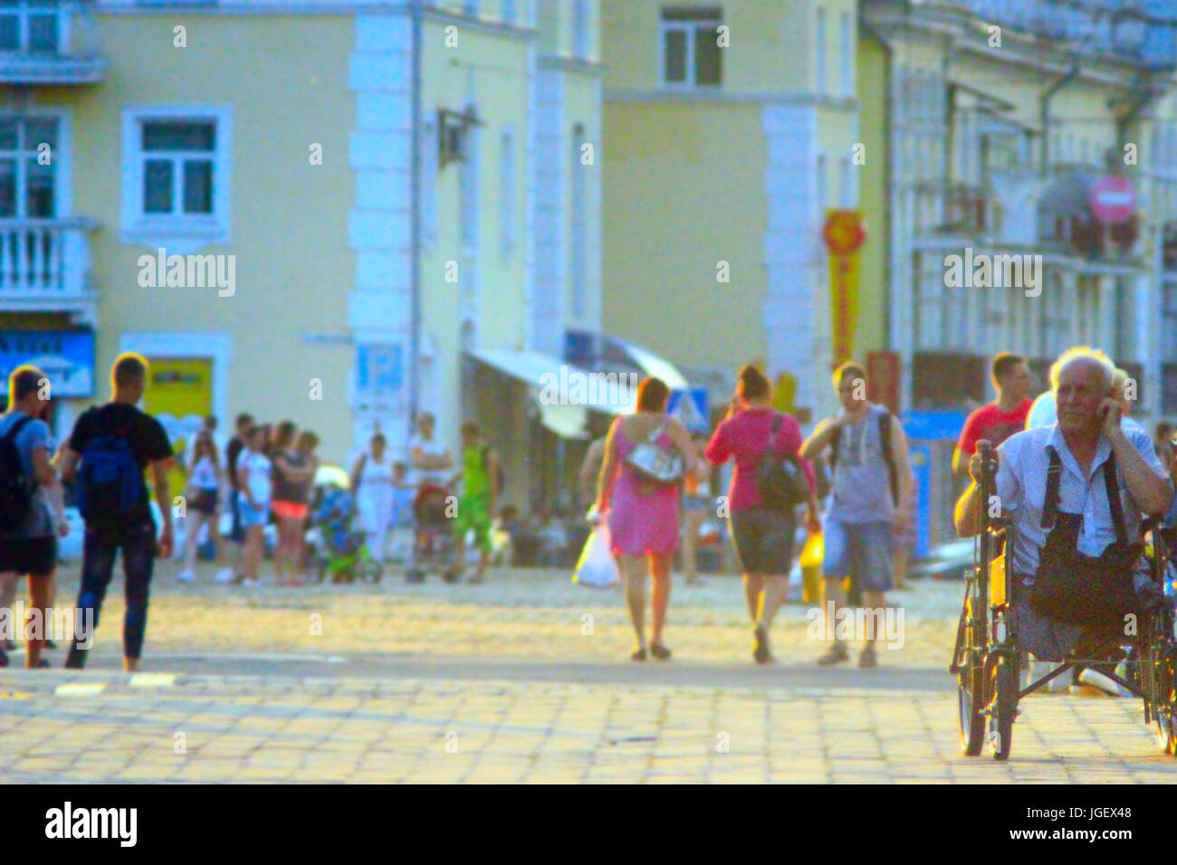 La gente a piedi nella zona centrale di Chernihiv Ucraina Foto Stock