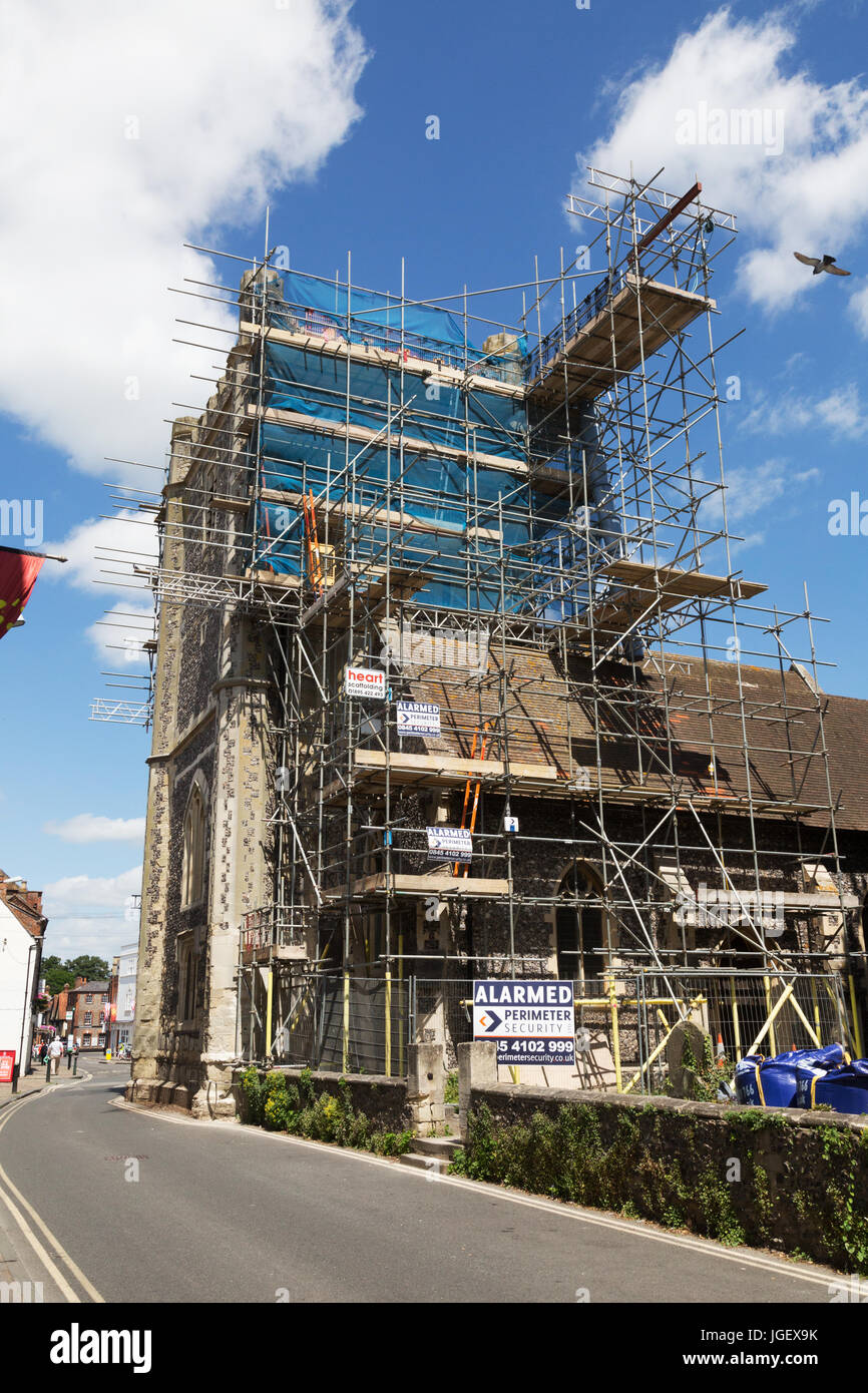 Le riparazioni della chiesa Regno Unito - impalcature intorno alla torre di San Marys chiesa, Wallingford, Oxfordshire England Regno Unito Foto Stock