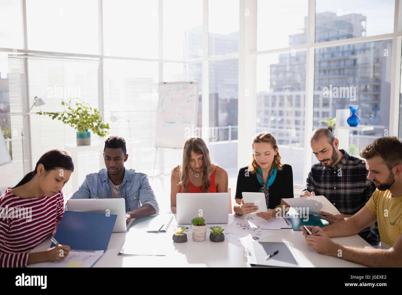 Attento dei dirigenti aziendali che lavorano in ufficio Foto Stock