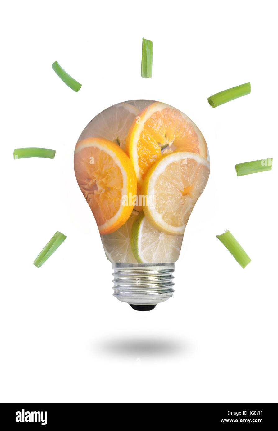 Lampadina della luce fatta di frutta e verdura su uno sfondo bianco Foto Stock