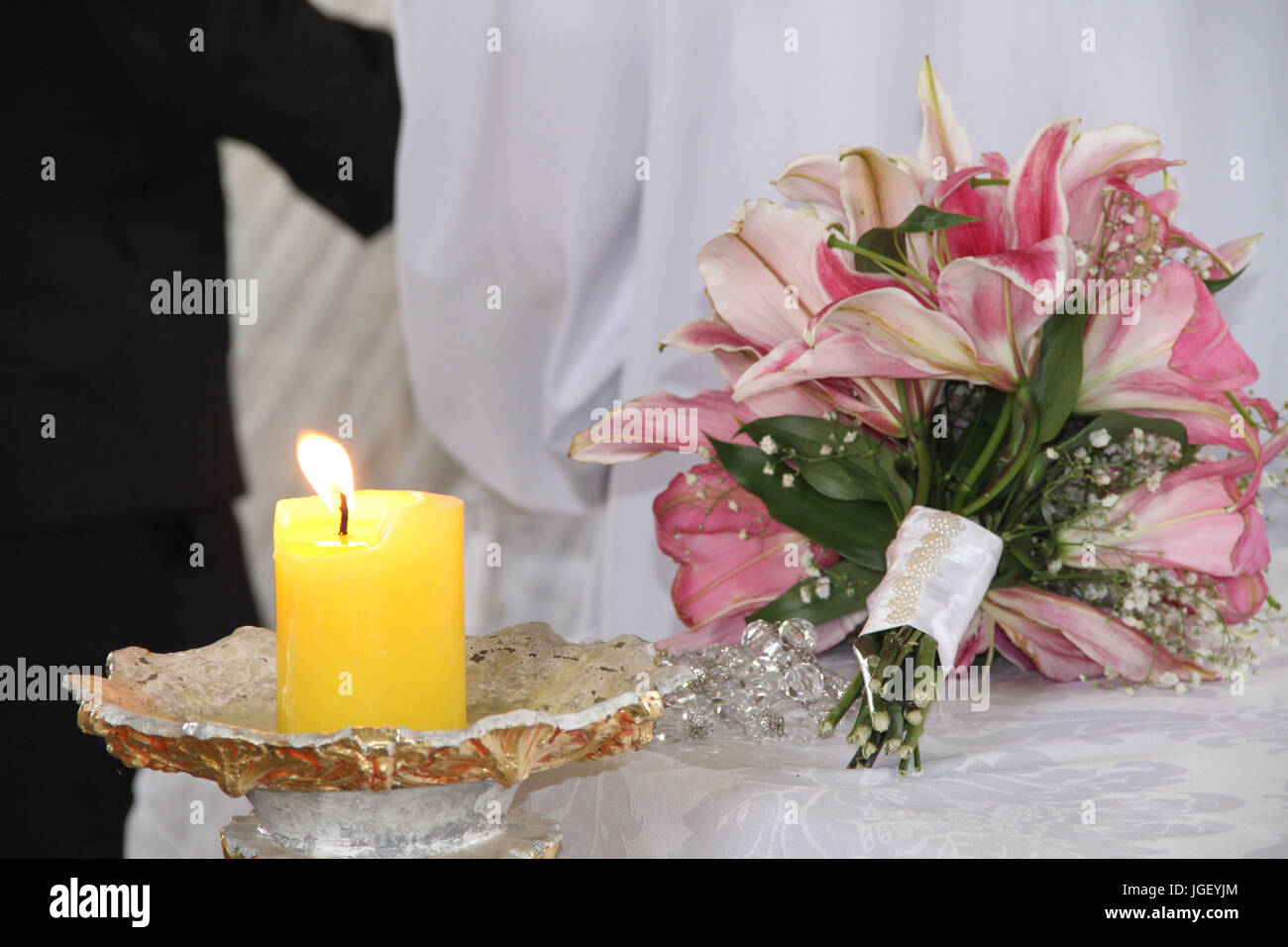 Candela accesa, bouquet, altare, chiesa, 2016 Merces, Minas Gerais, Brasile. Foto Stock