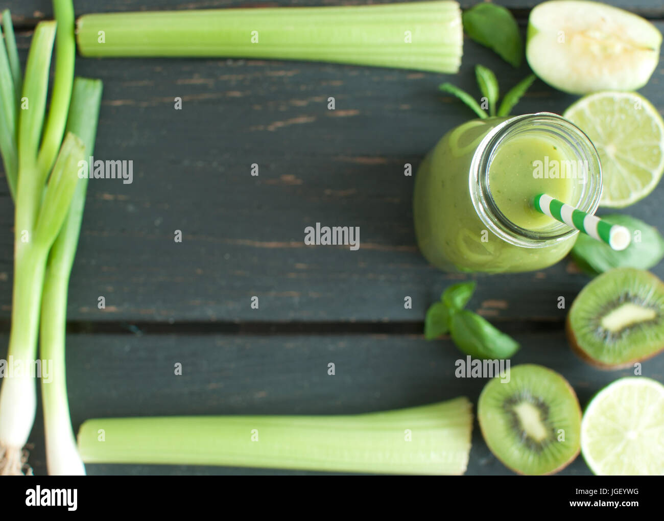 Frullato di miscelati con ingredienti freschi su un tavolo di legno con spazio per il testo Foto Stock