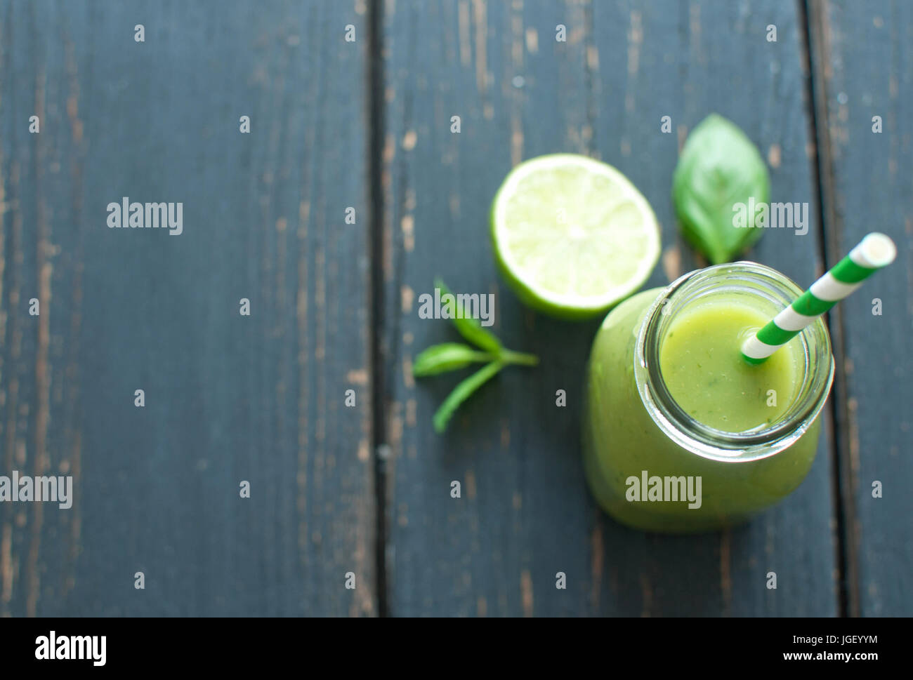 Fresco frullato verde su uno sfondo di legno con uno spazio Foto Stock