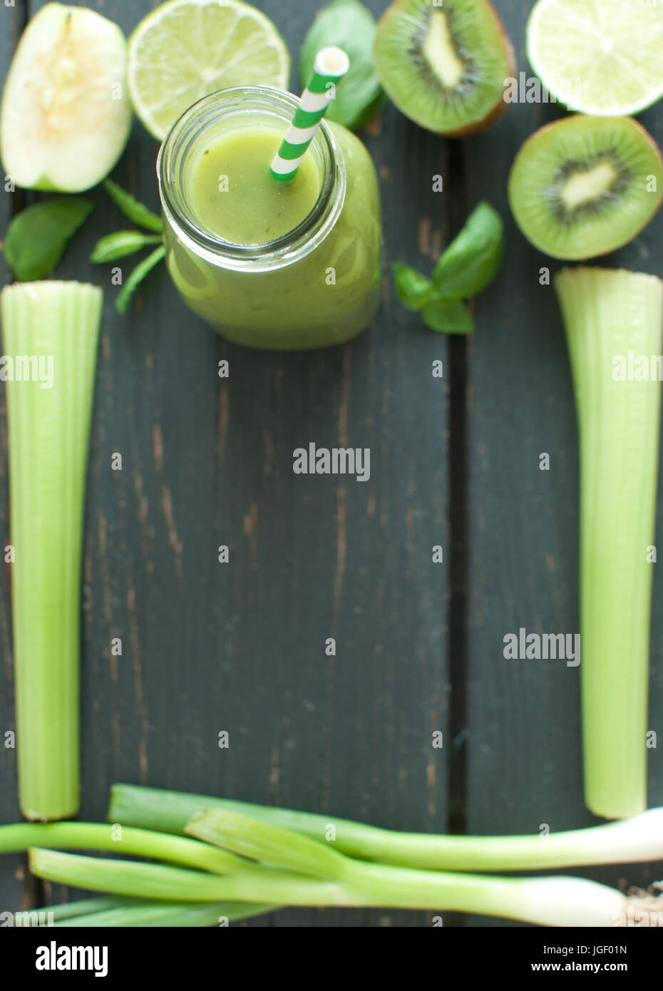 Frullato di miscelati con ingredienti freschi su un tavolo di legno con spazio per il testo Foto Stock