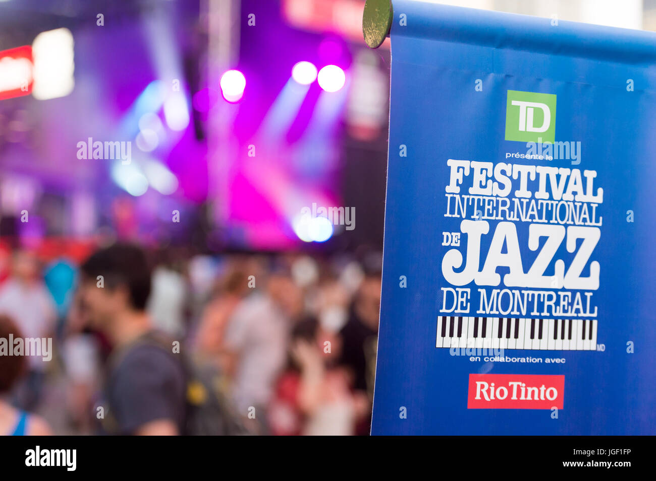 Montreal, 6 Luglio 2017: Digital Signage del Montreal International Jazz Festival con la gente e la scena in background Foto Stock