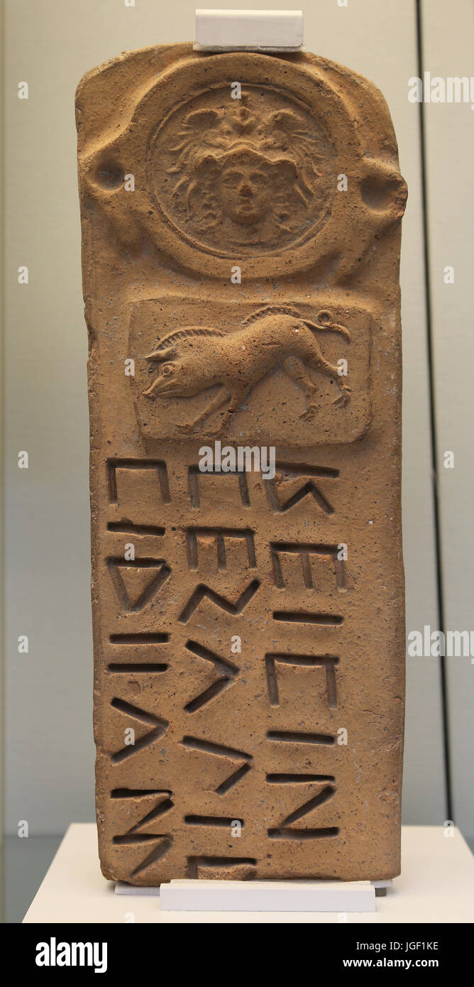 Confine di terracotta-marcatore. Helmeted Athena e cinghiale e iscrizione osca. 300-100 A.C. Capua, Italia. British Museum. Londra. Foto Stock