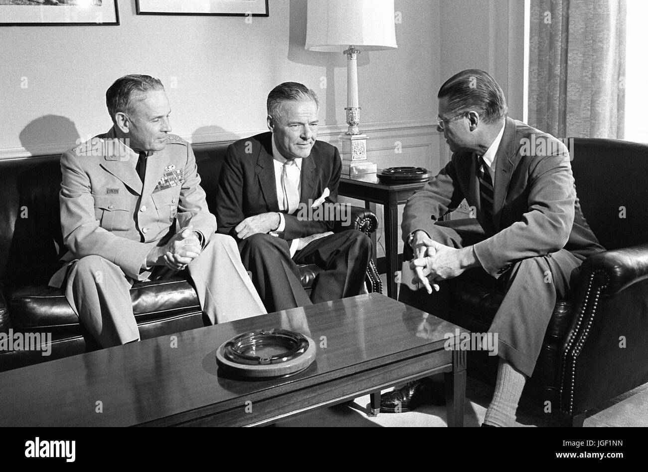 Henry Cabot Lodge, ambasciatore statunitense a sud il Viet Nam, centro soddisfano i requisiti generali di Maxwell D. Taylor, STATI UNITI D'AMERICA, Presidente Comune di capi di Stato Maggiore e il Segretario della Difesa Robert S. McNamara, al Pentagono. Foto Stock
