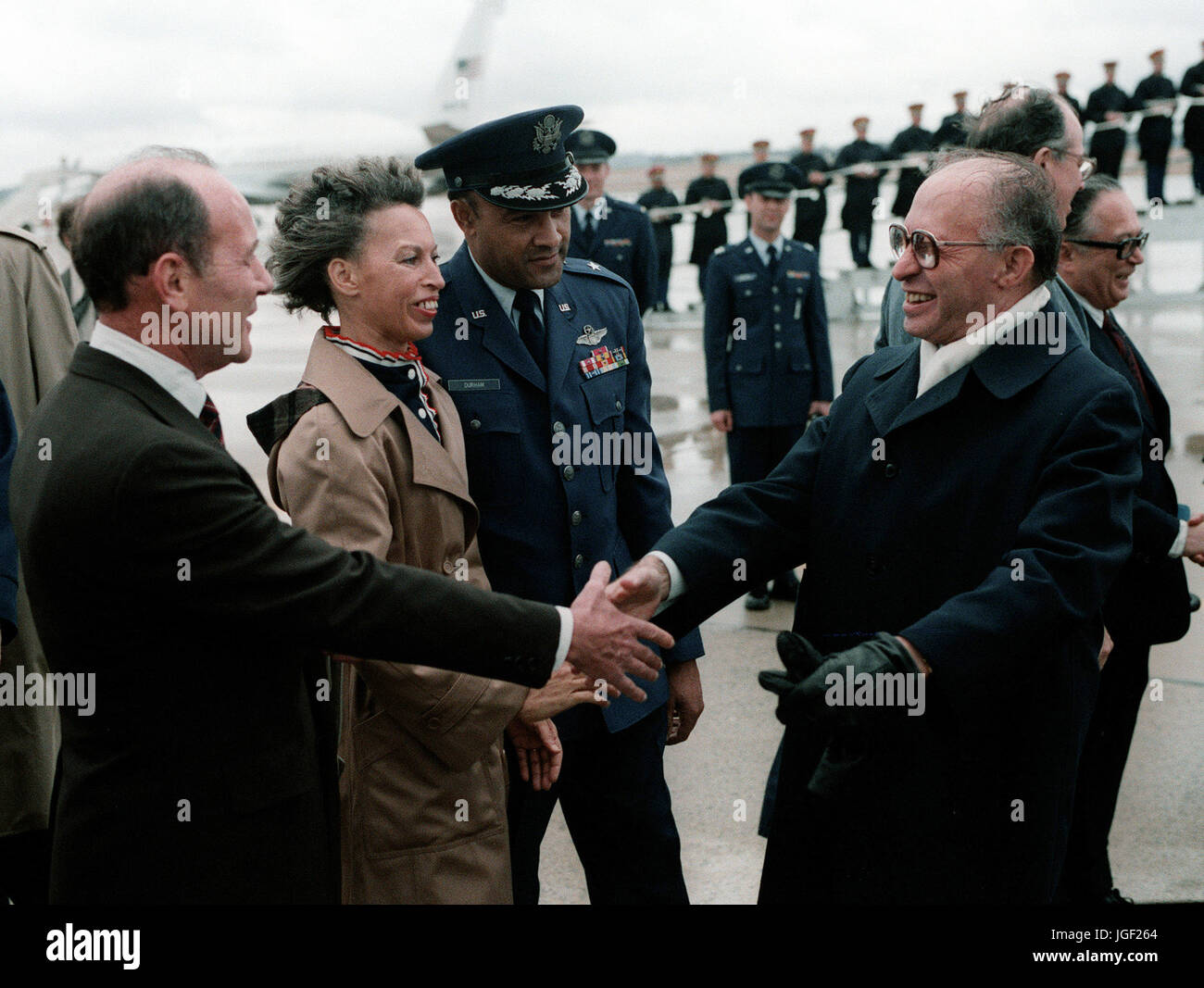 Il primo Ministro Menachem Begin di Israele è accolto al suo arrivo negli Stati Uniti per una visita. Foto Stock