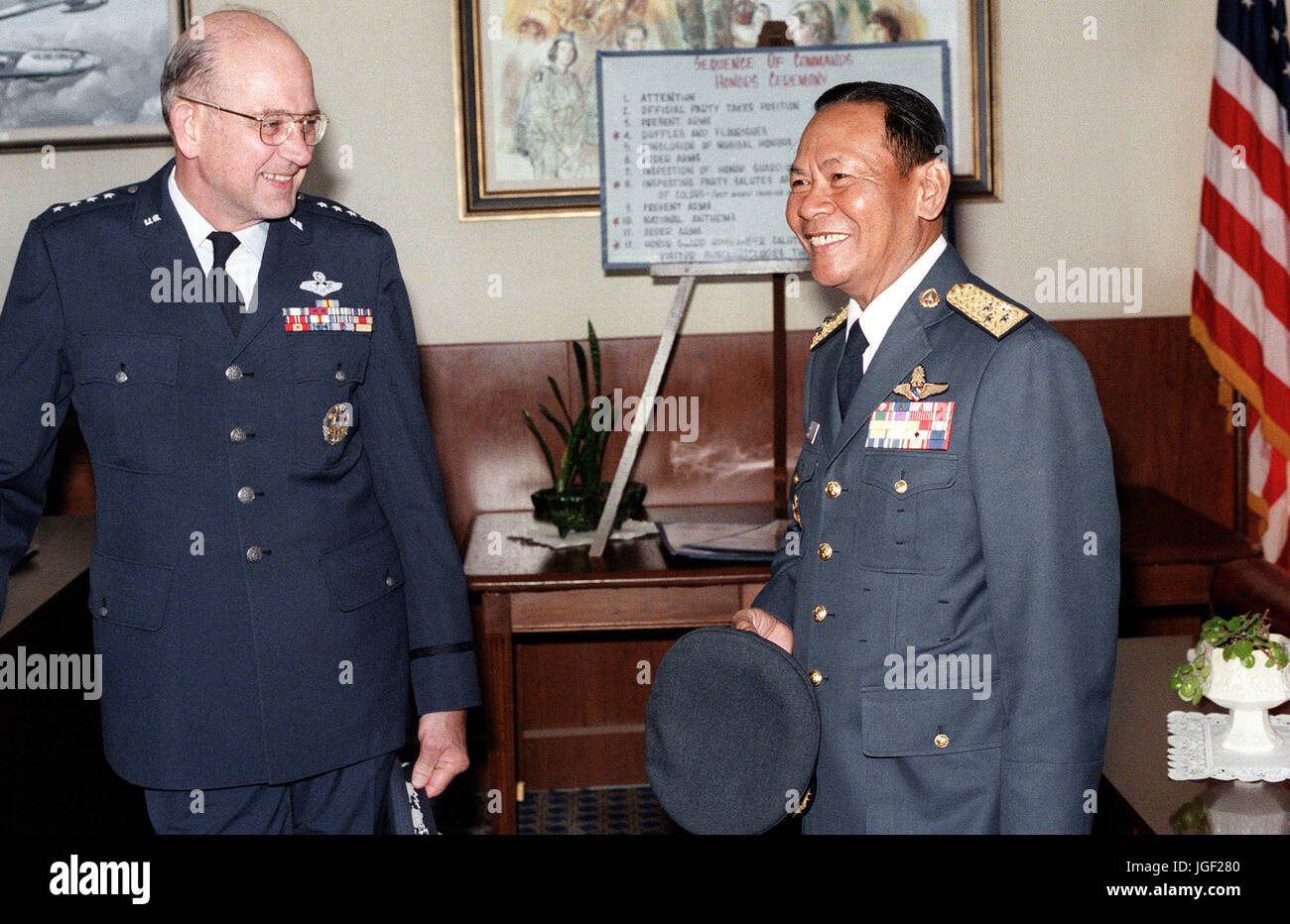 Air Marshall Panieng Karntarat della Thailandia colloqui con GEN Lew Allen, U.S. Air Force capo del personale, dopo il suo arrivo negli Stati Uniti per una visita. Foto Stock