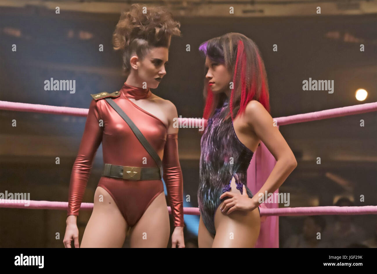 Candela di Netflix serie TV 2017> con Alison Brie a sinistra ed Ellen Wong Foto Stock