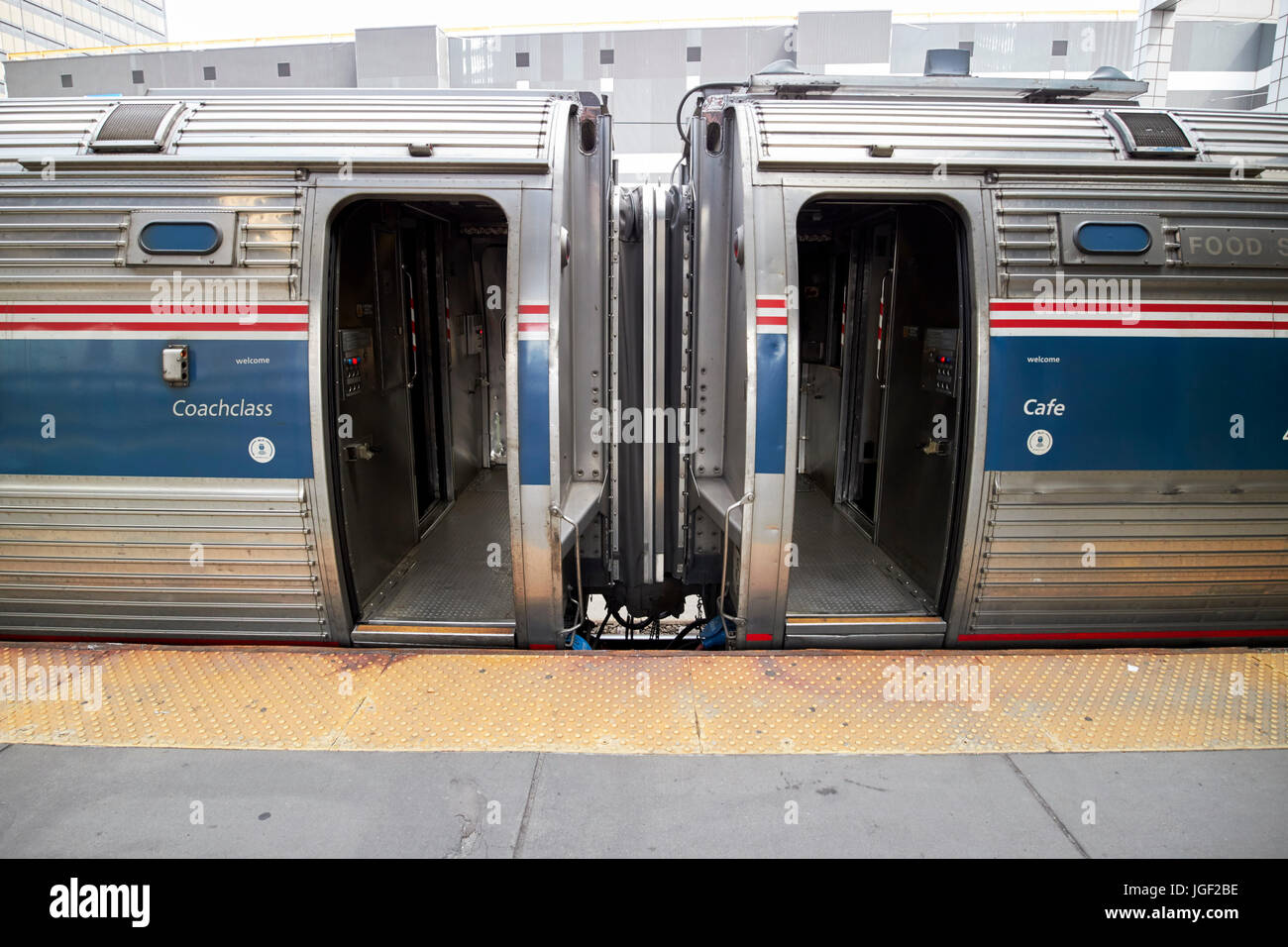 Amtrak coachclass carrello e cafe auto presso la banchina della stazione con le porte aperte di Boston - USA Foto Stock