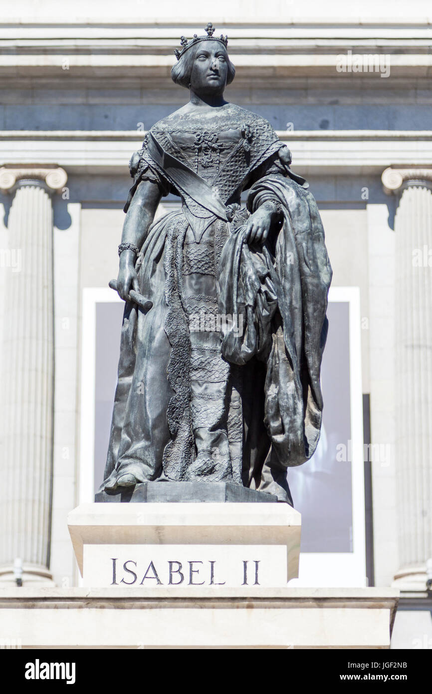 Statua di Isabel II, regina di Spagna, posto sulla Plaza de Isabel II, oltre al Teatro Real di Madrid in Spagna Foto Stock