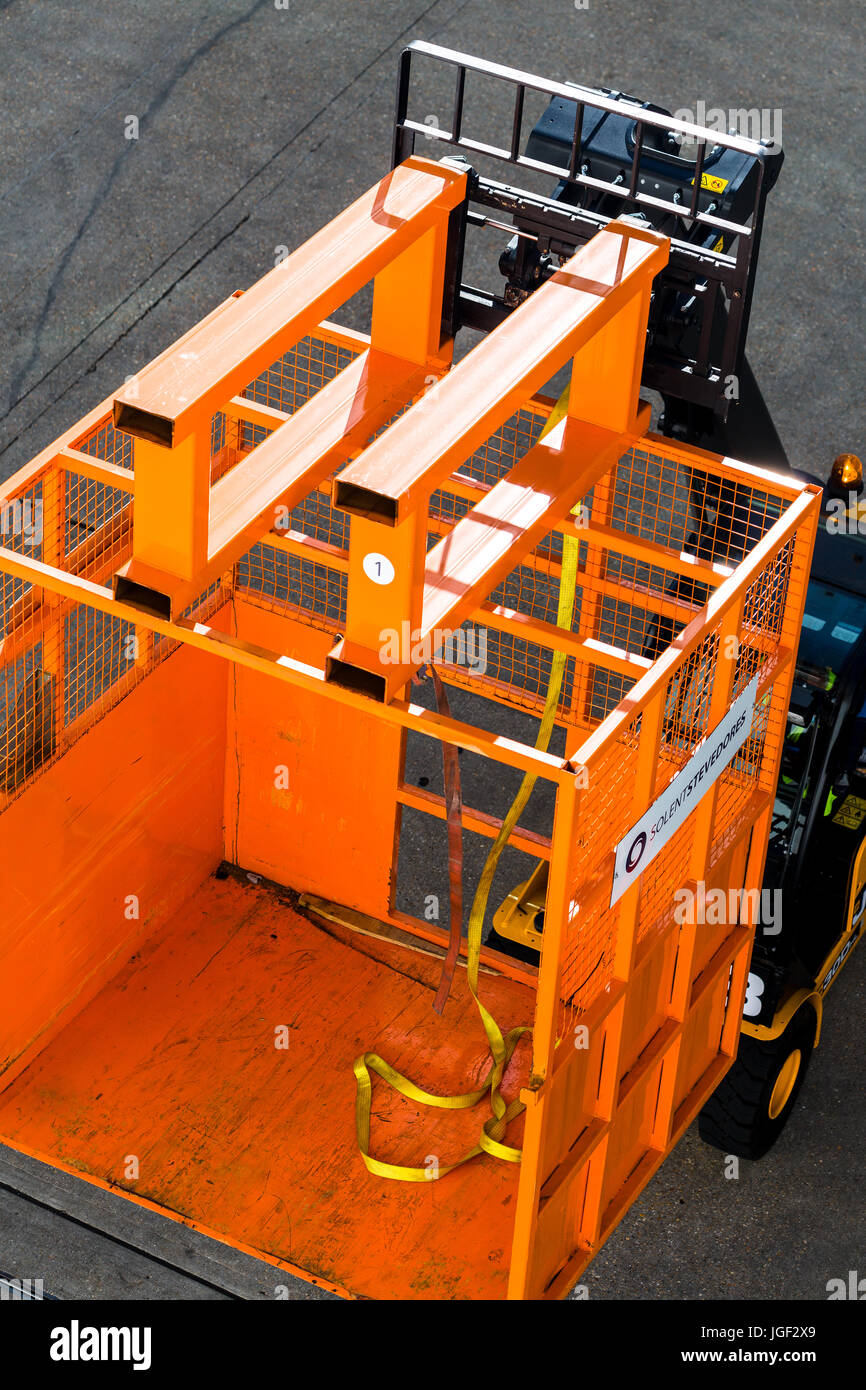 La JCB Teletruk e bagagli gabbia essendo spostata lungo la banchina. Southampton Docks. Inghilterra, Regno Unito Foto Stock