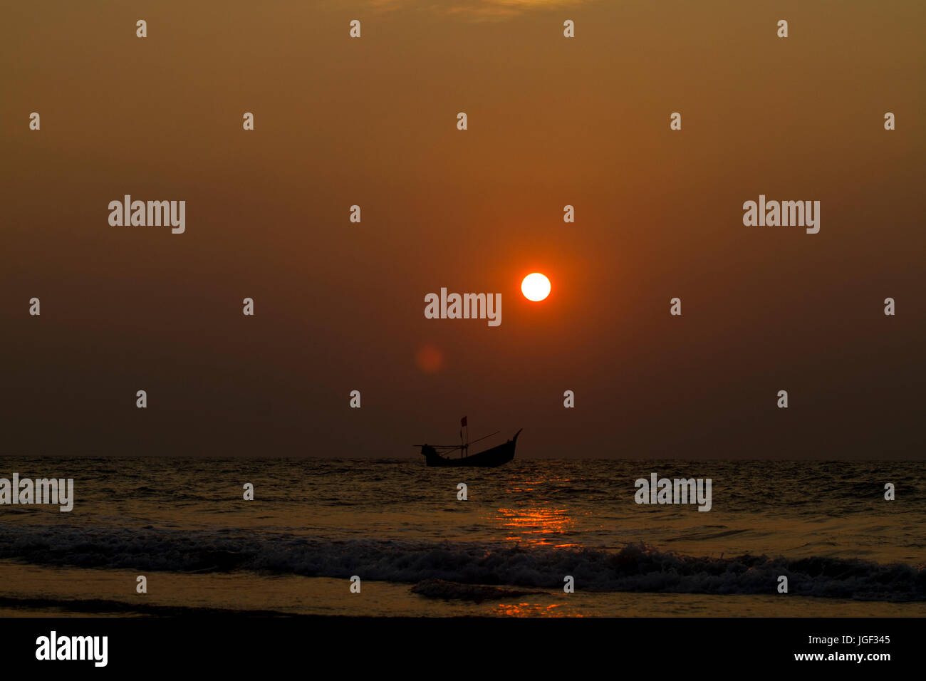 Vista tramonto sulla baia del Bengala a Saint Martin's Islansd, la sola isola di corallo del Bangladesh. Teknaf, Cox's Bazar, Bangladesh Foto Stock