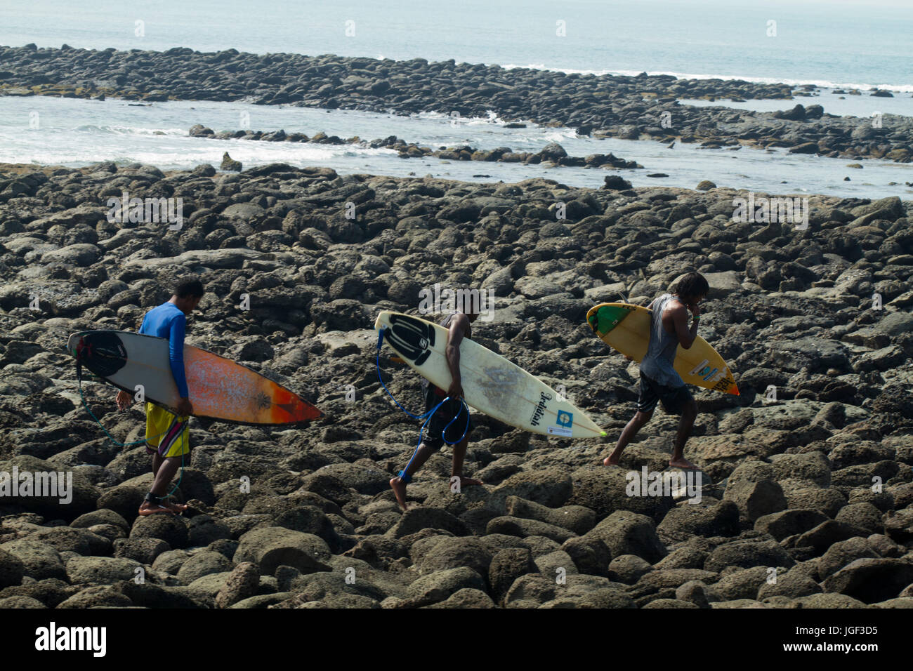 Surfers trasportare la tavola da surf a Chera Dwip vicino a Saint Martin. Chera Dwip è estremo sud-est parte del Saint Martin's Island. Esso è chiamato Chera Dwi Foto Stock