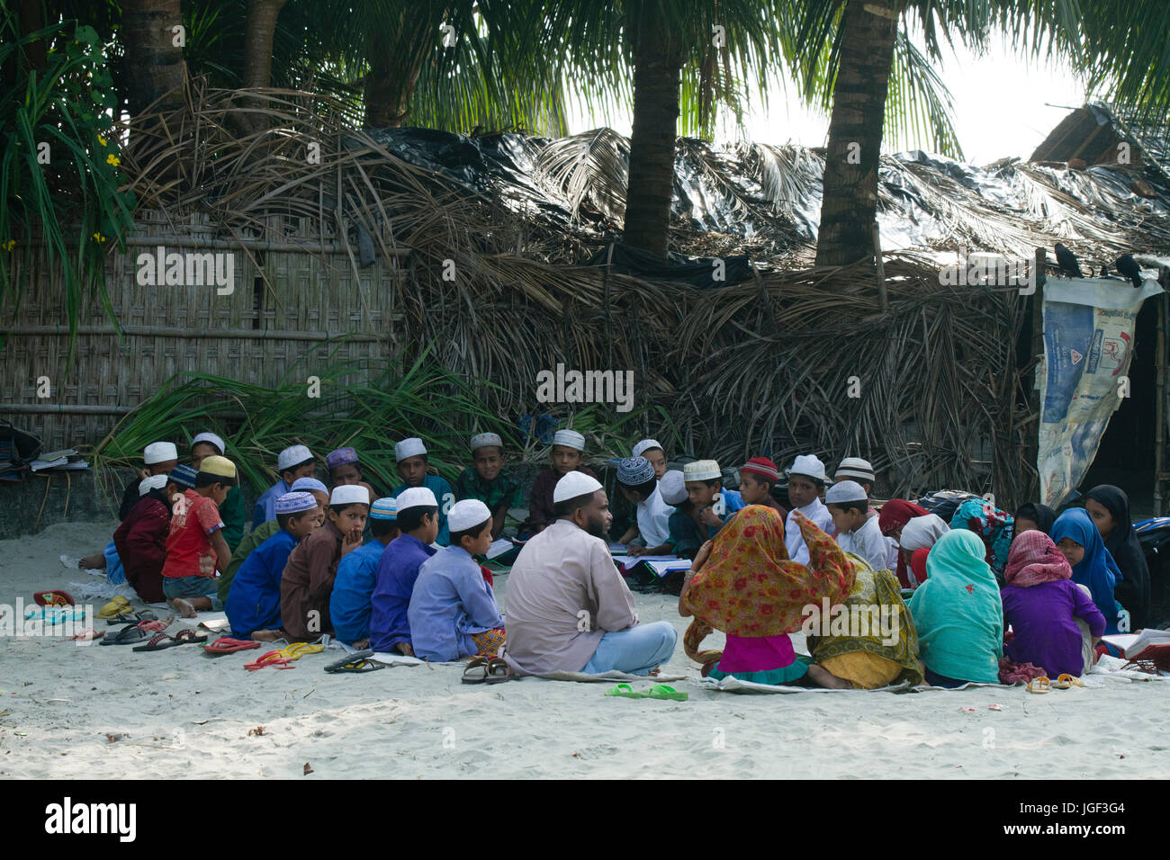 Gli studenti frequentano Maktab (mattina scuola islamica) presso il Saint Martin's Island. Teknaf, Cox's Bazar, Bangladesh. Foto Stock