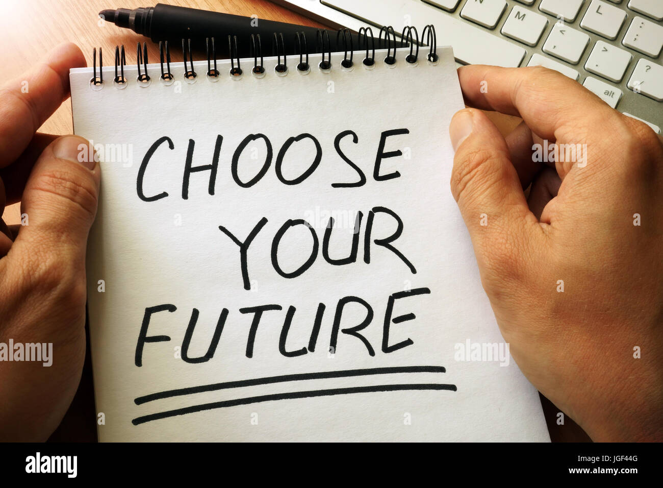 Blocco note con il titolo della grafia Scegli il tuo futuro. Foto Stock