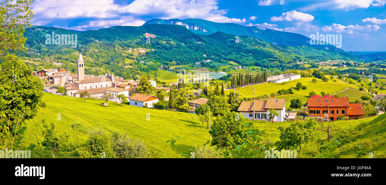 Il pittoresco villaggio di Pazzon vista panoramica, regione italiana Veneto Foto Stock