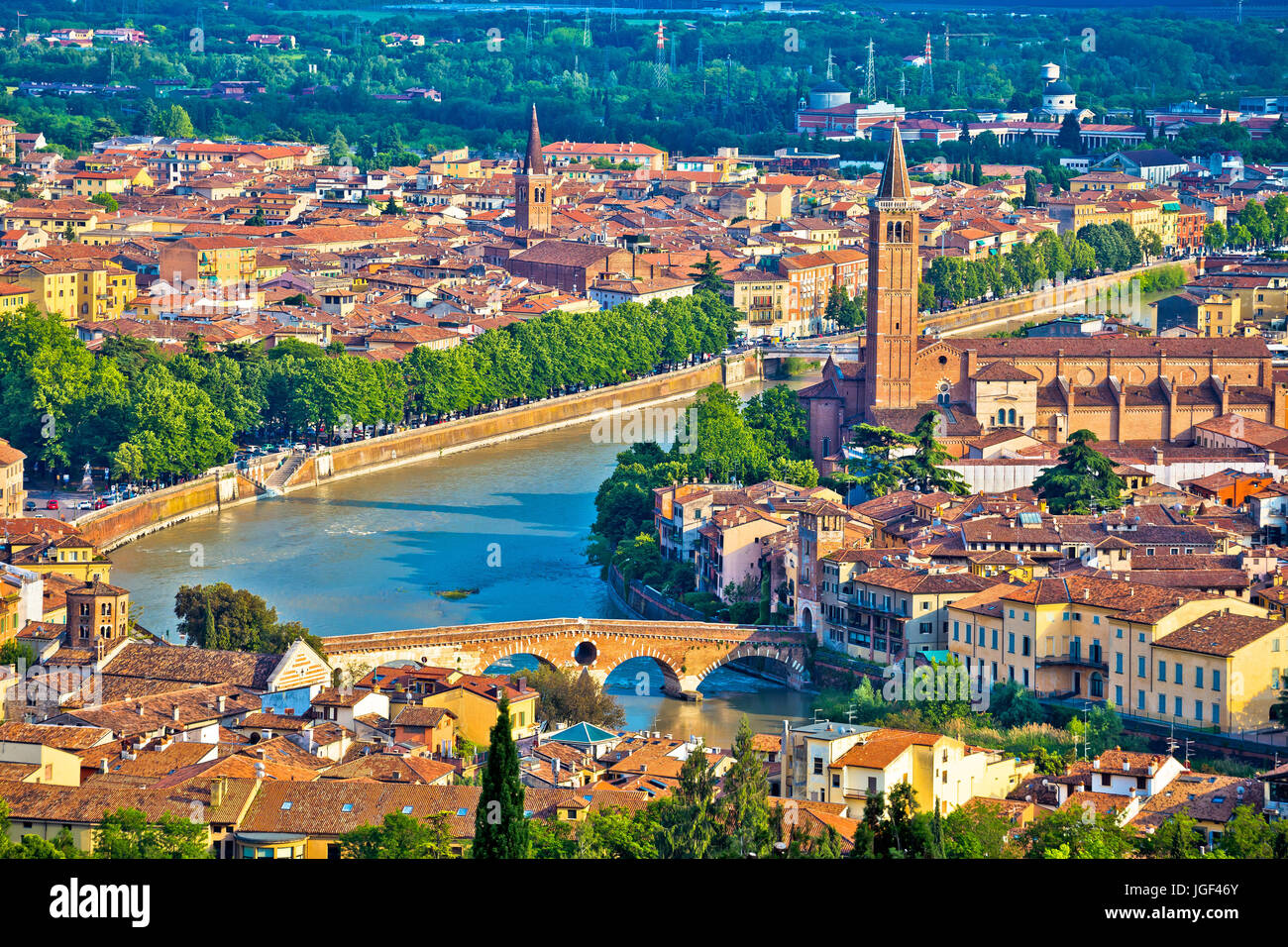 Cry di Verona e il fiume Adige vista aerea, destinazione turistica in Veneto Foto Stock