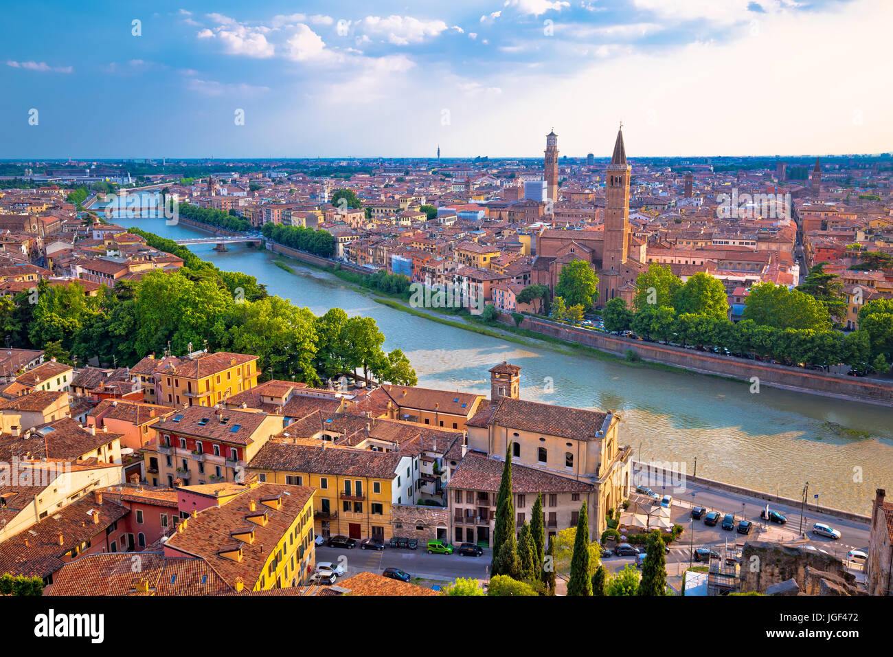 Cry di Verona e il fiume Adige vista aerea, destinazione turistica in Veneto Foto Stock