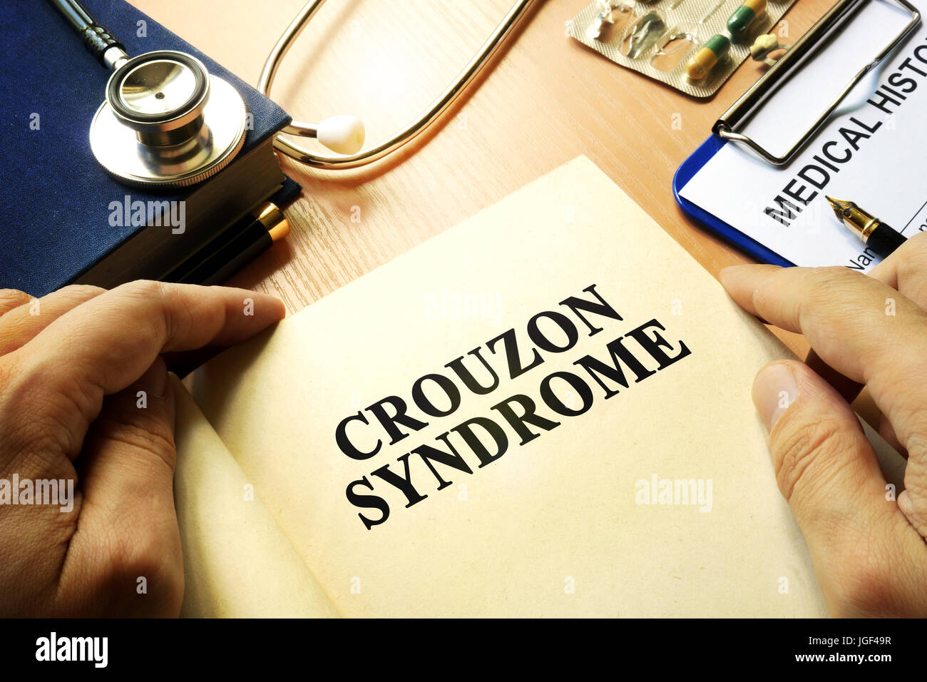 Prenota con il titolo la sindrome di Crouzon su un tavolo. Foto Stock