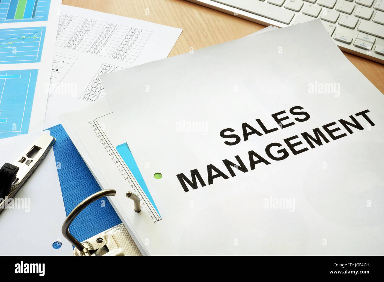 La cartella e i documenti con il titolo di gestione delle vendite. Foto Stock
