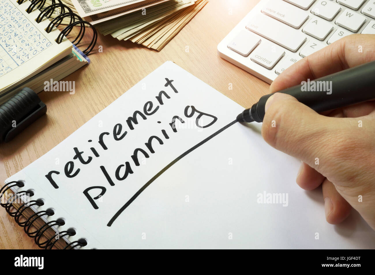 Pianificazione del pensionamento scritta a mano in una nota. Foto Stock