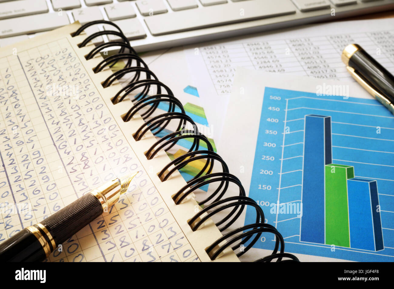 I dati finanziari in materia di contabilità libro. Business management concetto. Foto Stock