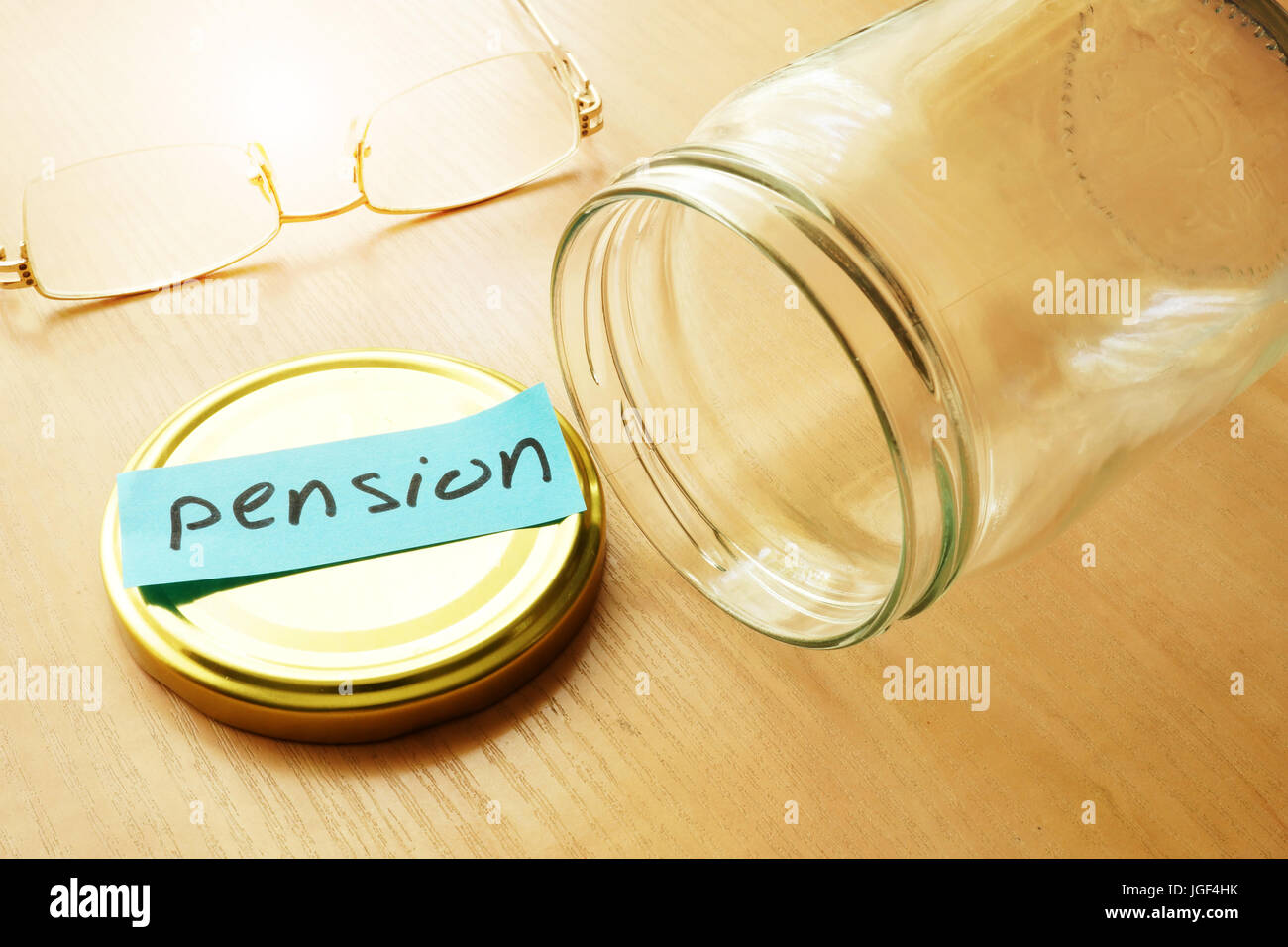 Svuotare il vaso con etichetta pensione. Previdenza guai concetto. Foto Stock