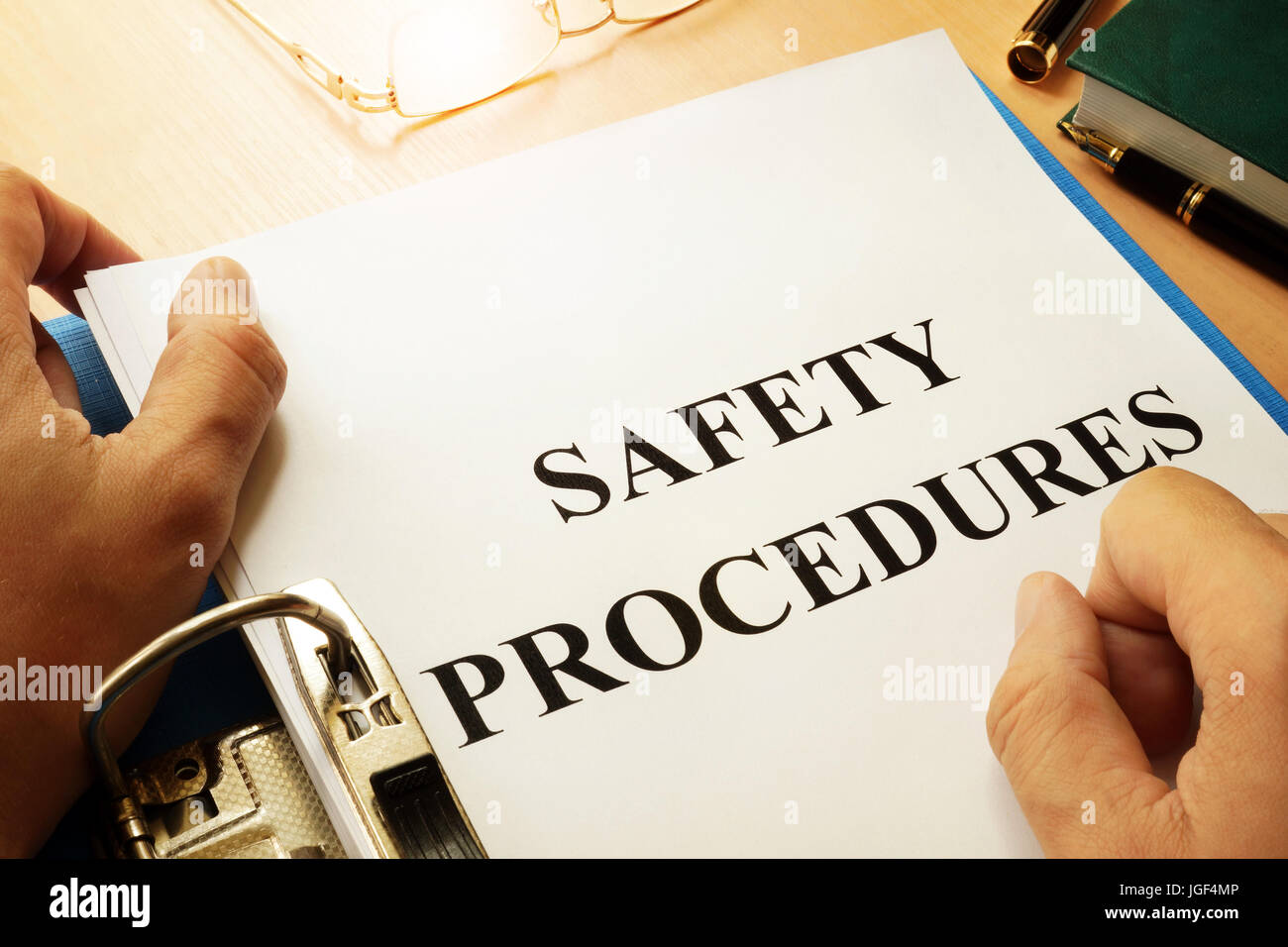 Le procedure di sicurezza in una cartella blu. Lavorare il concetto di sicurezza. Foto Stock