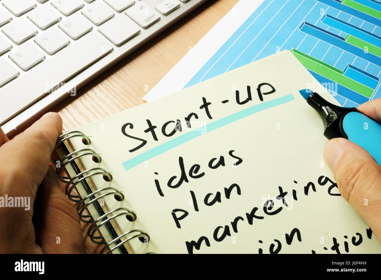 Titolo start-up con un elenco scritto in una nota. Foto Stock