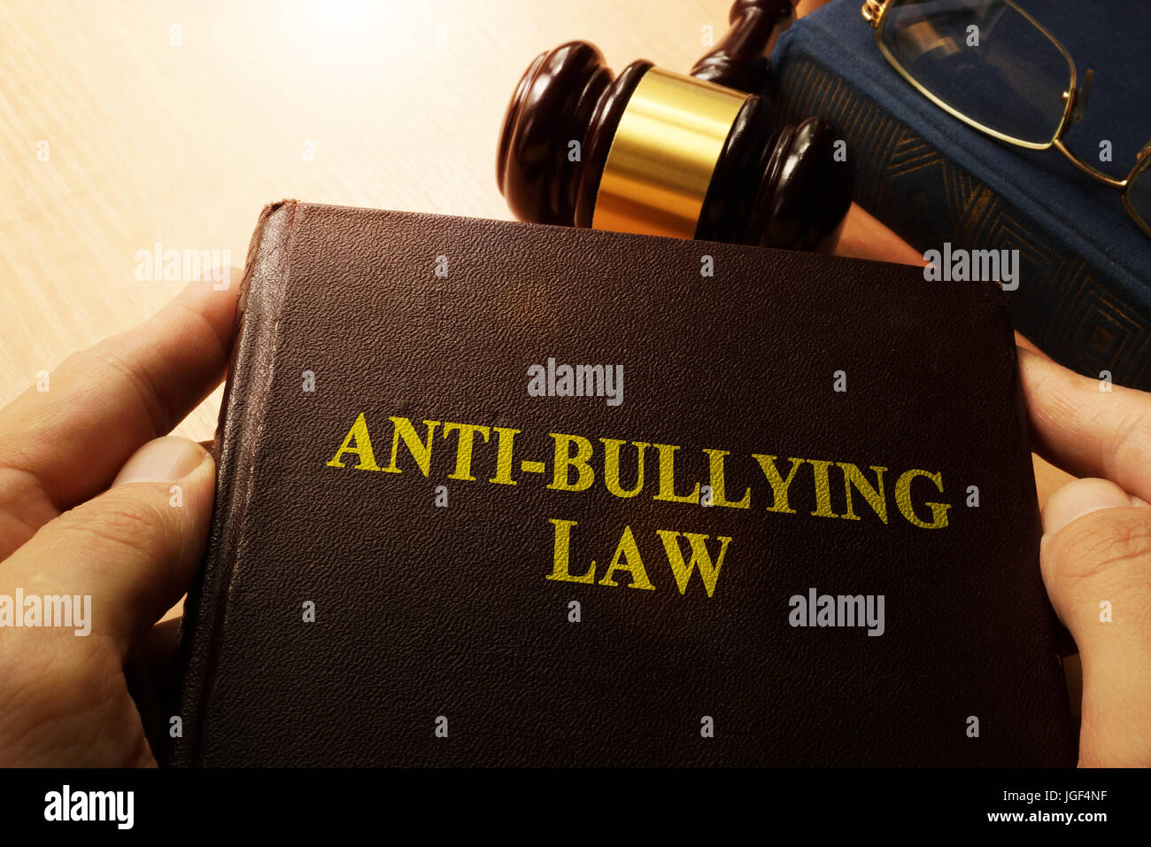 Mani Anti-Bullying legge in un tribunale. Foto Stock