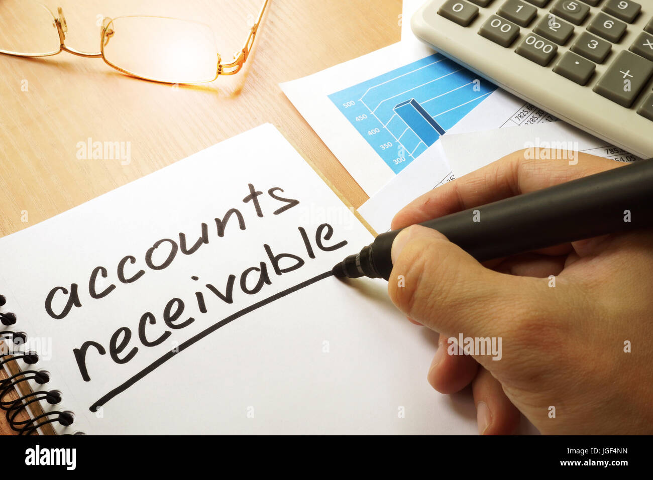Contabilità clienti scritto a mano in una nota. Foto Stock