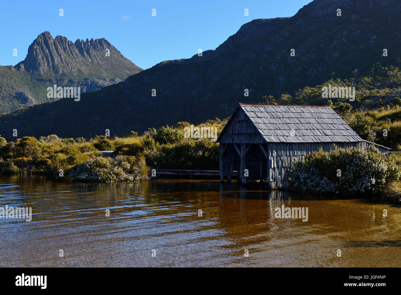 Casa in barca sul Lago di colomba, Cradle Mountain-Lake St Clair National Park, la Tasmania, Australia Foto Stock