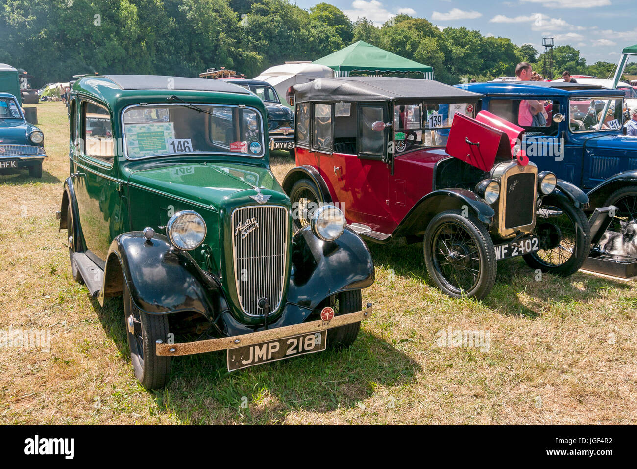 Vendemmia verde Austin 7 Ruby, 1938 in primo piano e un rosso 1929 Austin Chummy tourer dietro al vapore Prestwood Rally Foto Stock